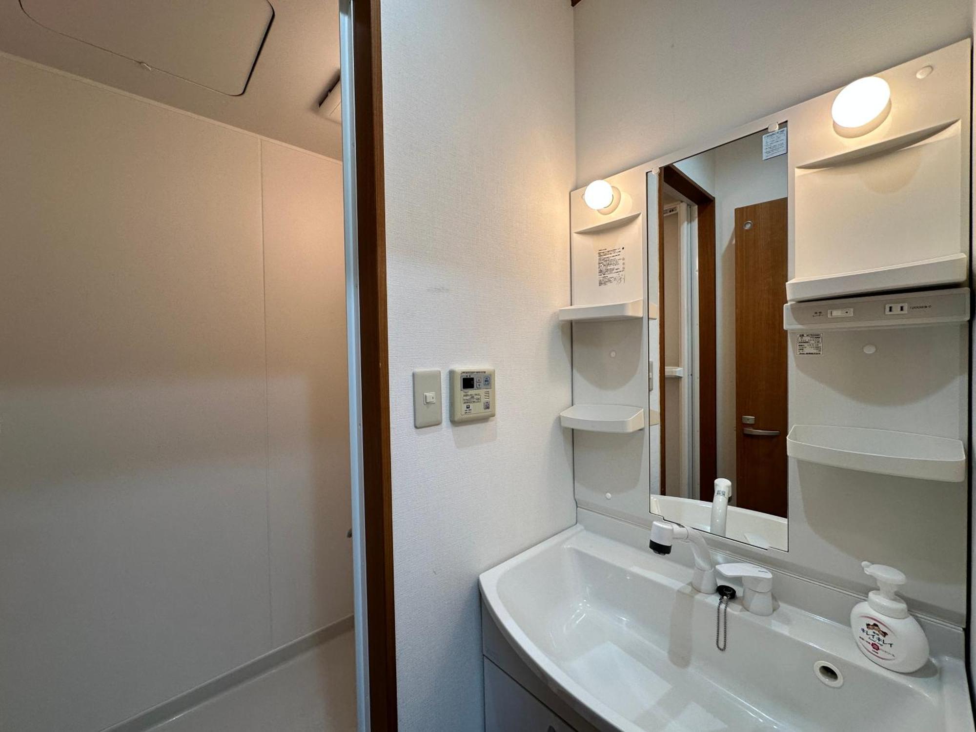 Ferienwohnung 鶴橋駅徒歩2分 トイレ浴室複数あり3階建て一軒家車庫付き Ōsaka Exterior foto